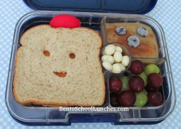 Un bento avec un sandwich qui sourit