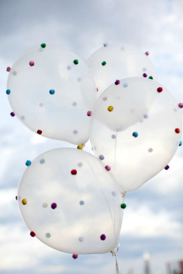 Ballons décorés avec des pompons