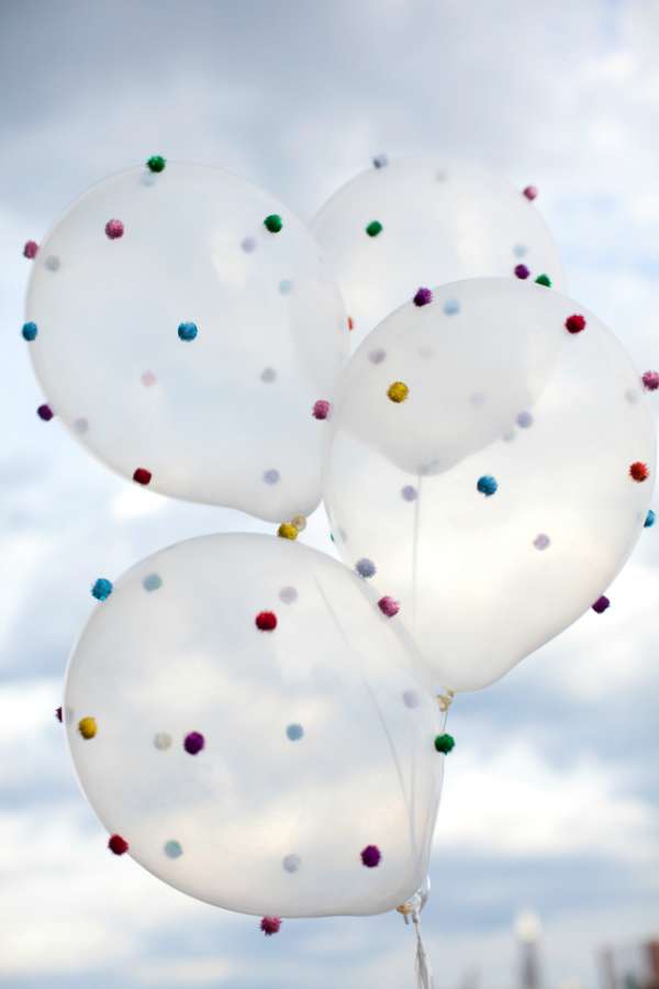 Ballons décorés avec des pompons