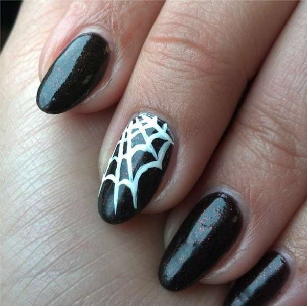 Une toile d'araignée pour ce nail art facile