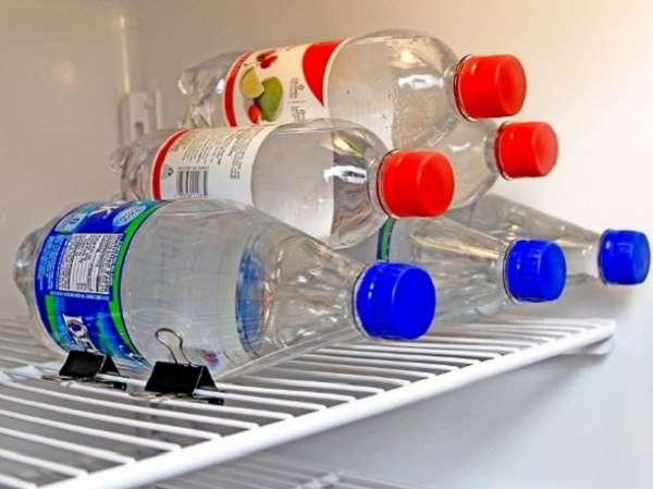 Utilisez une pince à papier pour maintenir les bouteilles en place