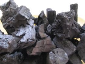 Enlever les mauvaises odeurs grâce au charbon de bois