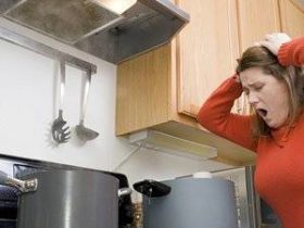 Nettoyer une casserole brulée