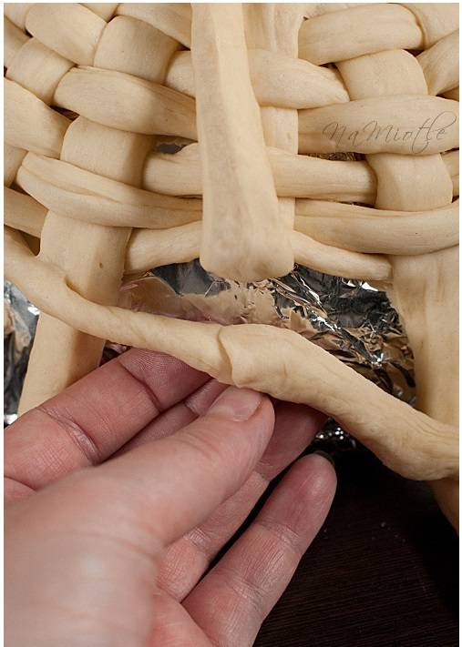 Préparer la pâte pour fabriquer un panier pour Pâques