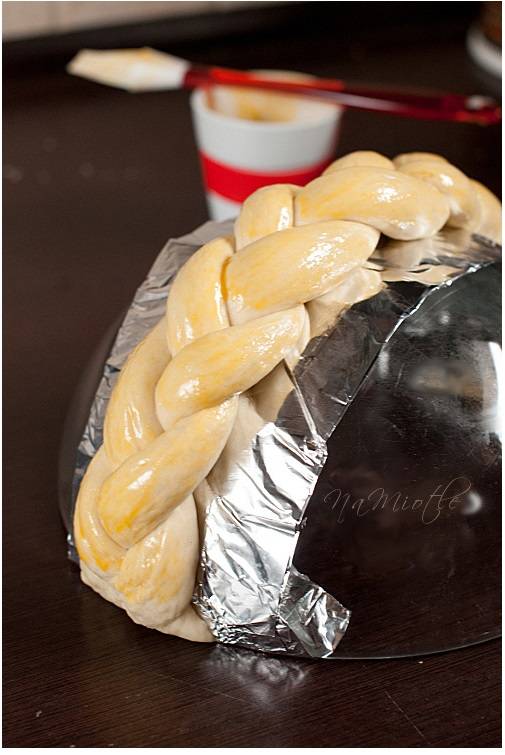 Poignée d'un panier pour Pâques en pâte