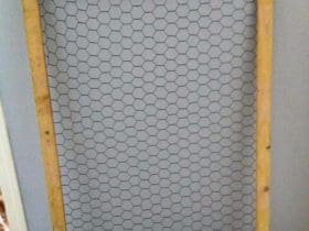 Encadrement de fenêtre pour protéger les animaux domestiques