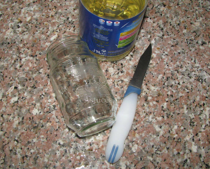 Enlever les traces de la colle sur une bouteille en verre