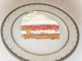 Gâteau aux fruits rose et blanc