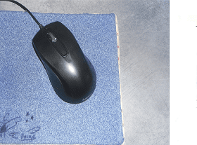 Tapis de souris en carton et chute de tissu