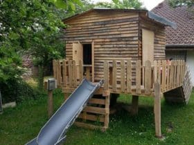 Cabane enfants en bois de palettes