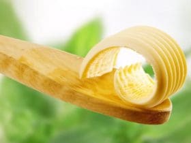 Masque au beurre pour cheveux secs et frisés