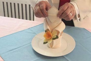 Pliage de serviette en fleur de lys