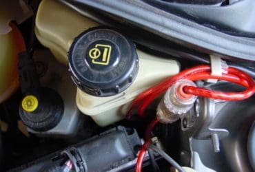 Vérifier le liquide de direction assistée