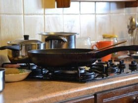 Nettoyer la graisse incrustée