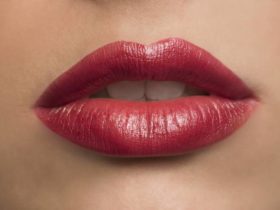 Faire briller le rouge à lèvres sans gloss