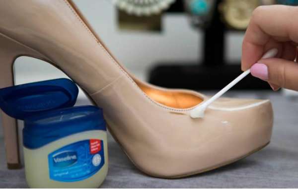 Enlevez les égratignures de vos chaussures en cuir verni avec de la vaseline