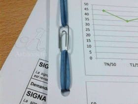 Attacher des papiers avec un trombone et un élastique