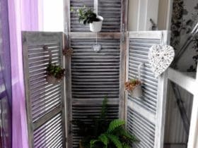 Paravent fait avec des volets de bois