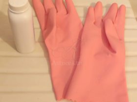 Enfiler des gants de ménage trop petits
