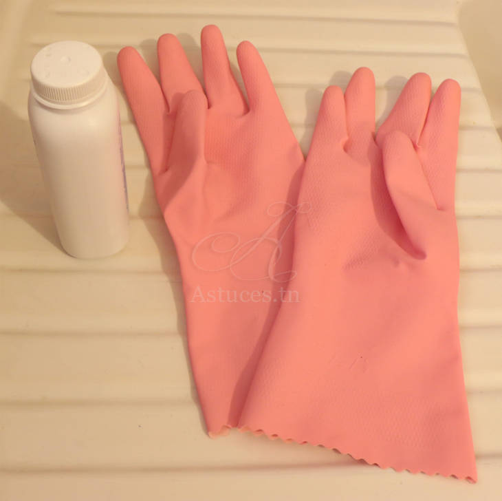 Enfiler des gants de ménage trop petits