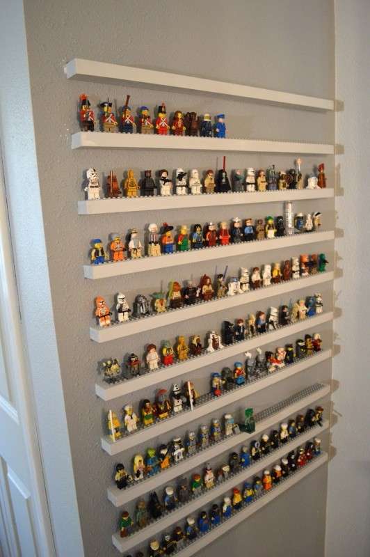 Un présentoir mural pour les figurines Lego