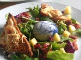 Salade composée et œufs colorés craquelés