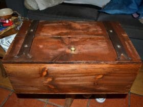 Coffre en caisse de vin en bois