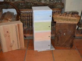 Transformez des Caisses en Bois en Étagères et un Coffre pour vos Livres