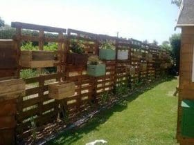Clôture et jardinières en palettes