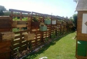 Clôture et jardinières en palettes