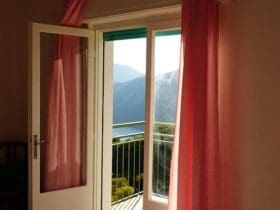 Défroisser les rideaux sans repassage