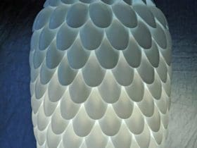 Lampe en cuillères en plastique
