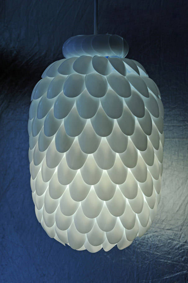 Lampe en cuillères en plastique