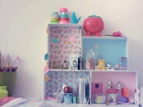 Boîtes en cartons transformées en étagères de bureau