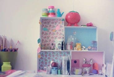 Boîtes en cartons transformées en étagères de bureau