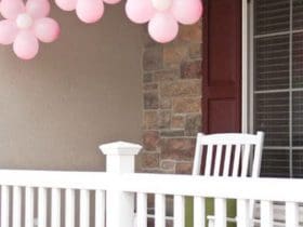 Ballons transformés en fleurs décoratives