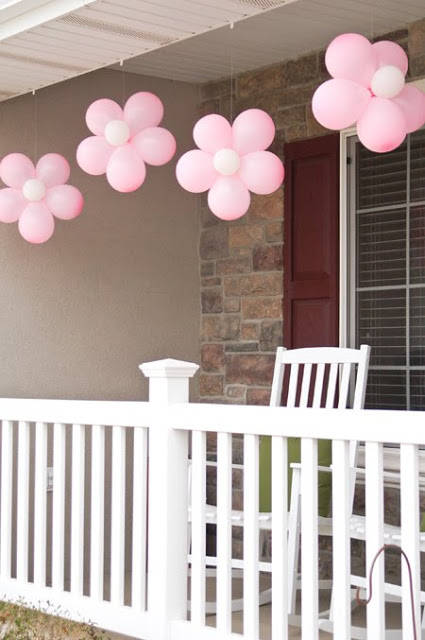 Ballons transformés en fleurs décoratives