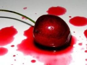 Nettoyer une tache de fruits rouges sur le tissu