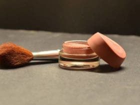 Enlever une tache de fond de teint sur les vêtements