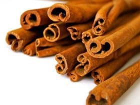 Masque Anti-Acné à la Cannelle et Noix de Muscade