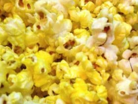 Pop-corn sucrés colorés