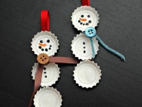 Bonhommes de neige en bouchons de bouteilles