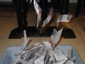 Litière pour chat avec de vieux journaux