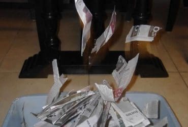 Litière pour chat avec de vieux journaux