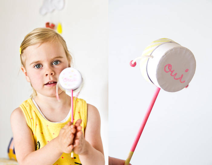 Fabriquer un tap-tap ou un tambourin pour les enfants