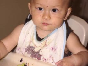 Conseils pour Enlever les Taches de Nourriture sur les Bavoirs de bébé