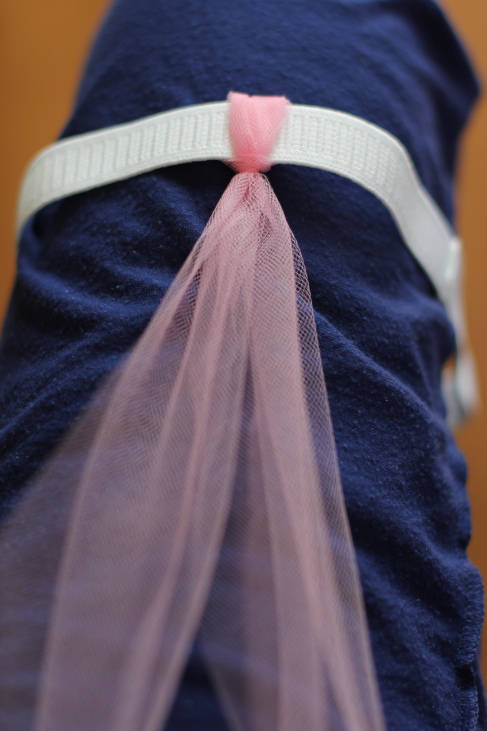 bande de tulle nouée autour d'un élastique pour faire une jupe tutu