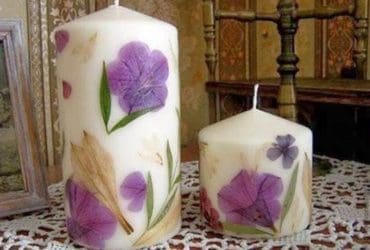 Bougies décorées avec des fleurs séchées