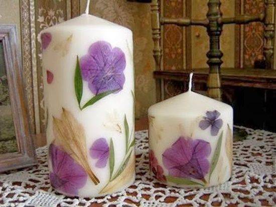 Bougies décorées avec des fleurs séchées