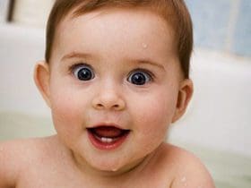Faire apprécier le bain à bébé
